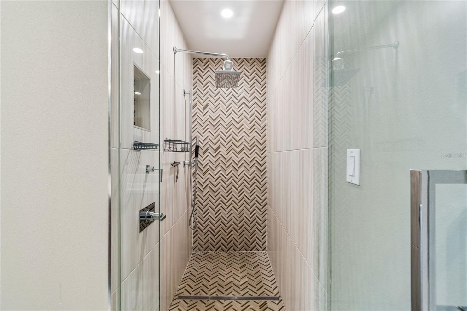 GRAND CENTRAL AT KENNEDY RESID - Residential Lease