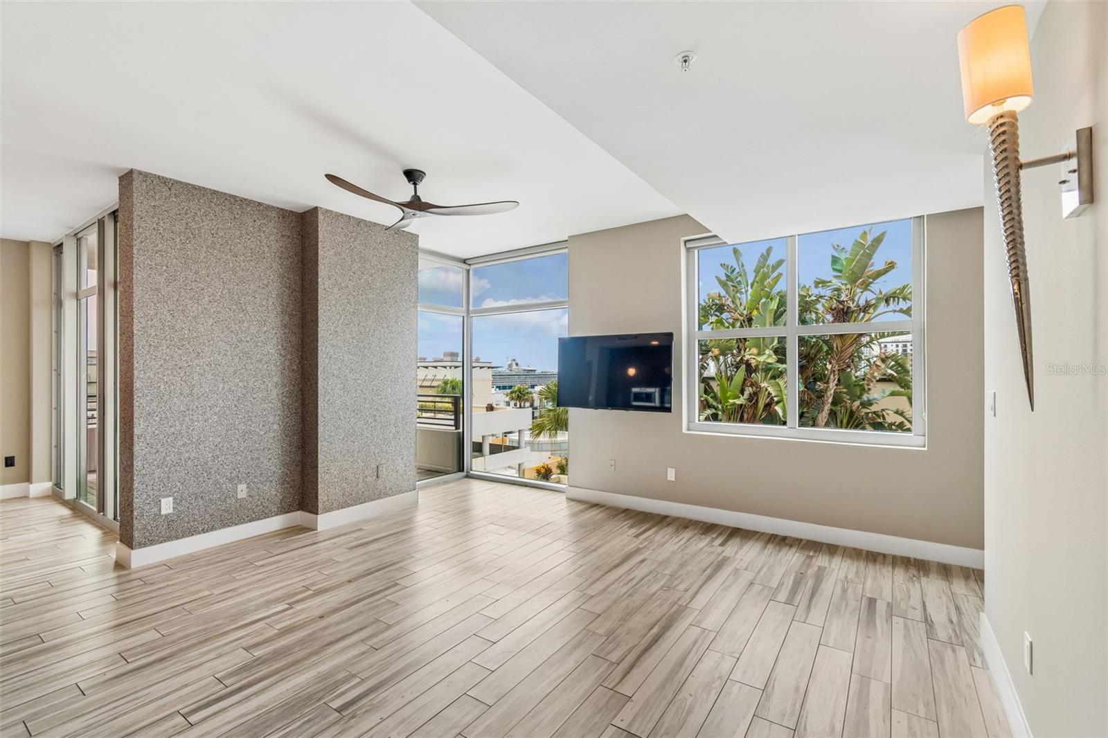 GRAND CENTRAL AT KENNEDY RESID - Residential Lease