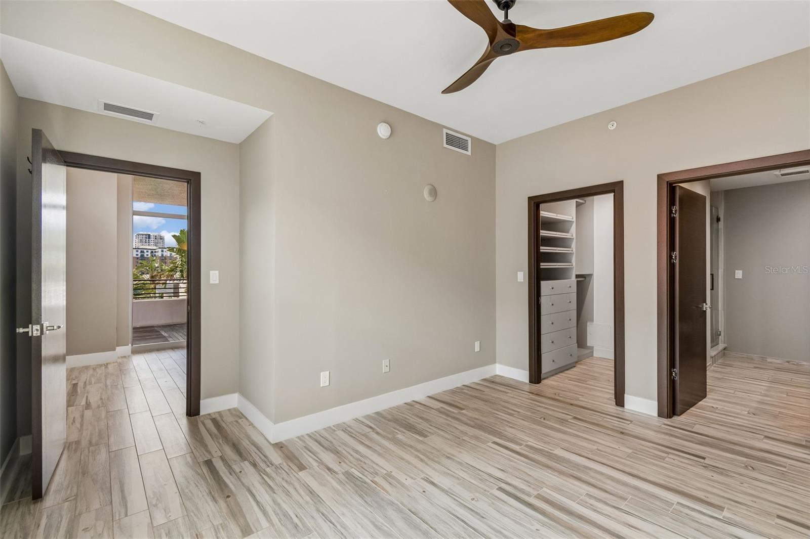 GRAND CENTRAL AT KENNEDY RESID - Residential Lease