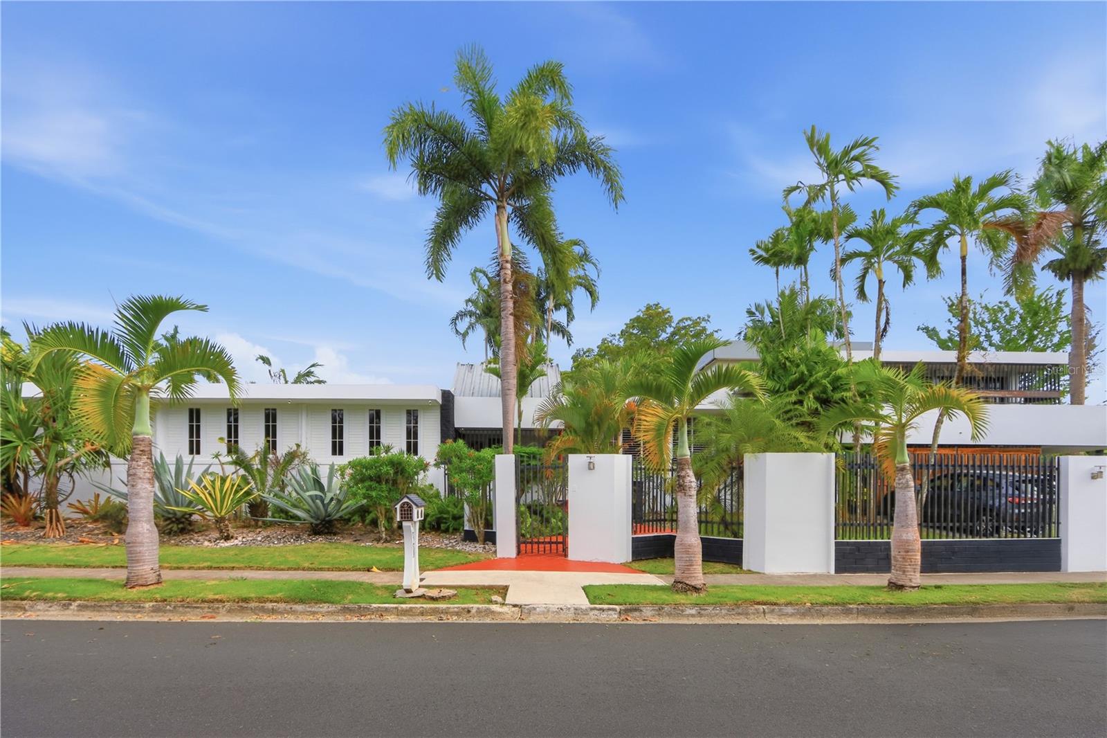 Spacious one-level residence with split-level design in one of San Juan’s most desirable neighborhoods. This property offers approximately 3,600 square feet of living space on a generous 1,327 square meter lot, featuring 5 bedrooms and 5 bathrooms.
This home includes a beautiful outdoor area with a pool, terrace, and plenty of space for entertaining, relaxing, or creating your dream tropical retreat. Fully equipped and full of character, the property offers excellent bones and incredible potential for remodeling and customization. Ideal for buyers looking for a property with strong upside potential, this is a rare opportunity to transform a spacious home in a prime location into a truly exceptional residence or investment property.