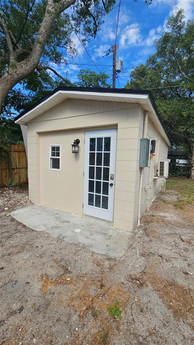 Efficiency Living in the Heart of Central Lakeland — Fully Furnished & Utilities Included
This cozy 1 bedroom, 1 bathroom efficiency unit offers unbeatable convenience with water and electricity included. The home comes fully furnished, making move in simple and stress free.
Nestled in a quiet, well established neighborhood, the property provides a peaceful atmosphere while keeping you close to everything Lakeland has to offer — shopping, dining, major roads, and local amenities are all just minutes away.
Perfect for someone seeking comfort, simplicity, and a great location.