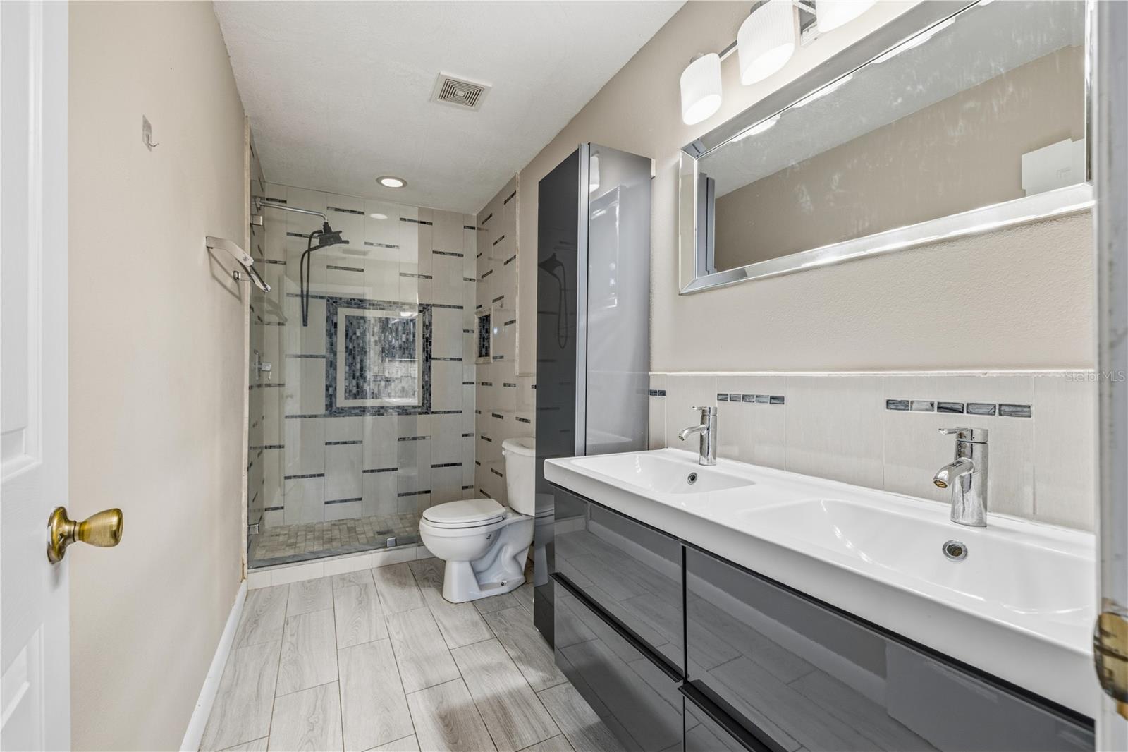 EDGEWATER PLACE - Residential
