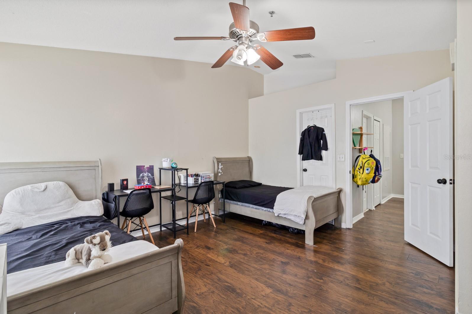 WINDSOR OAKS - Residential