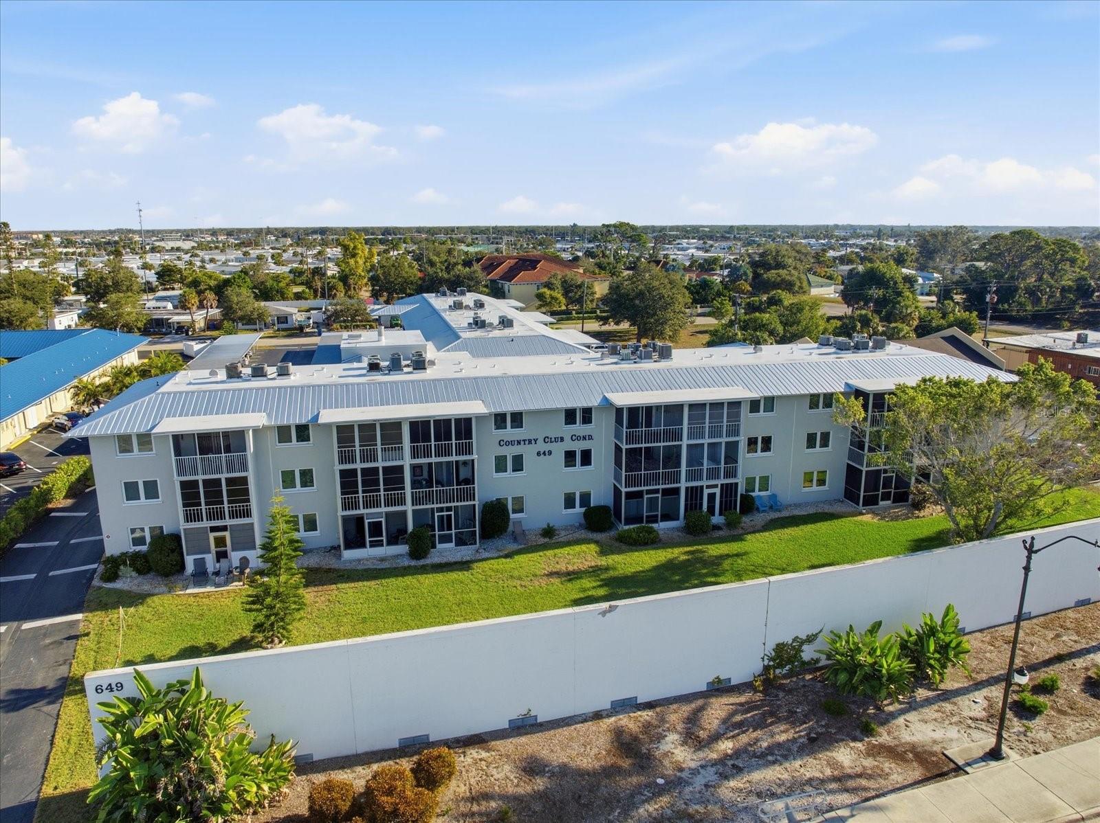 COUNTRY CLUB APTS - Residential