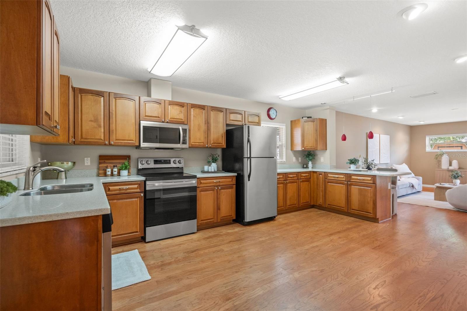 LINCOLN SQUARE - Residential