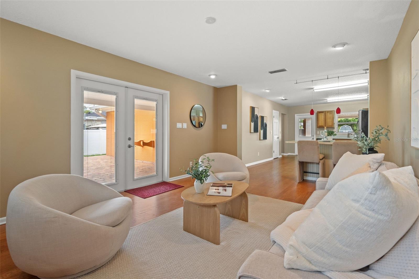 LINCOLN SQUARE - Residential