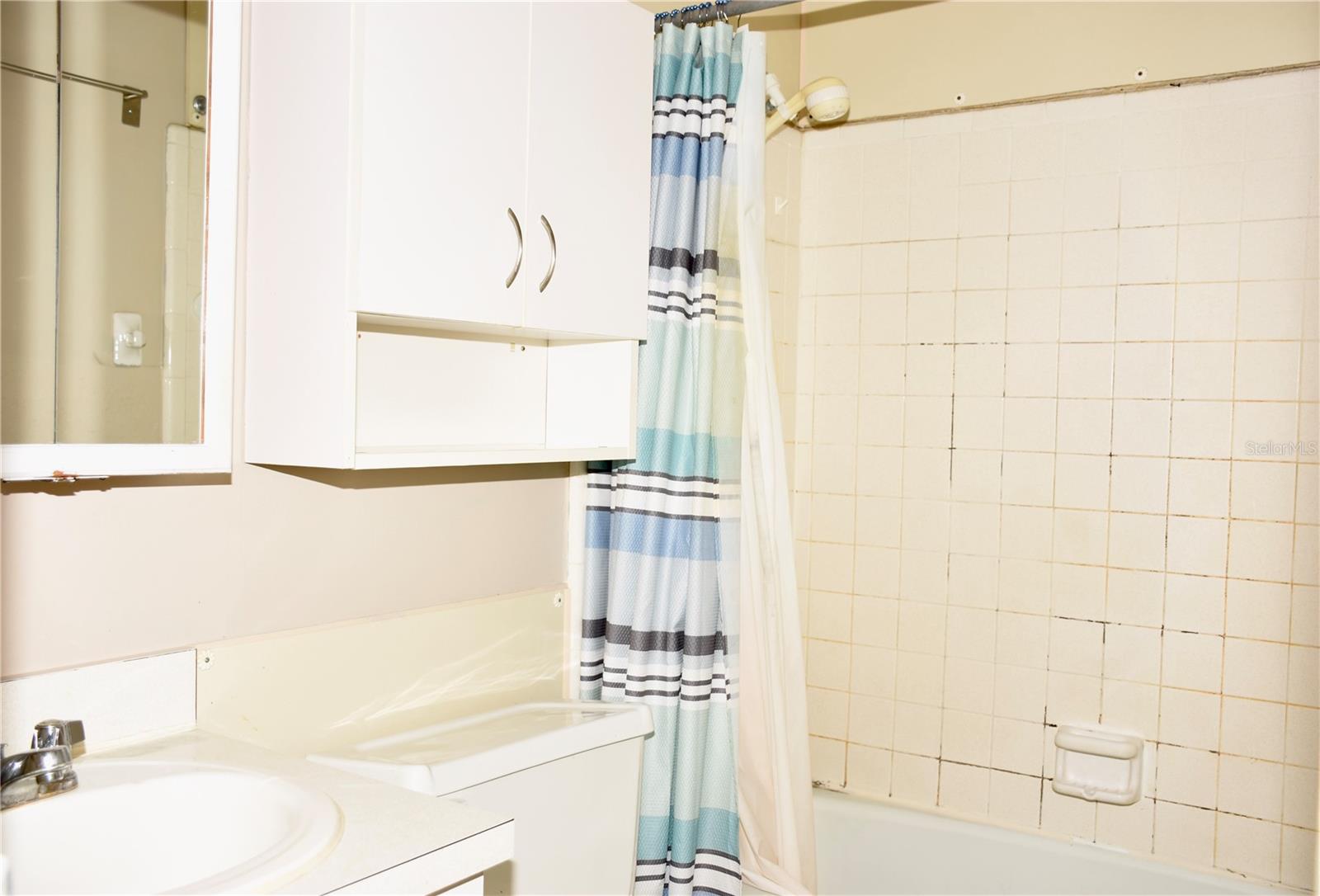 LAKE BENTLEY SHORES CONDO PH 01 - Residential