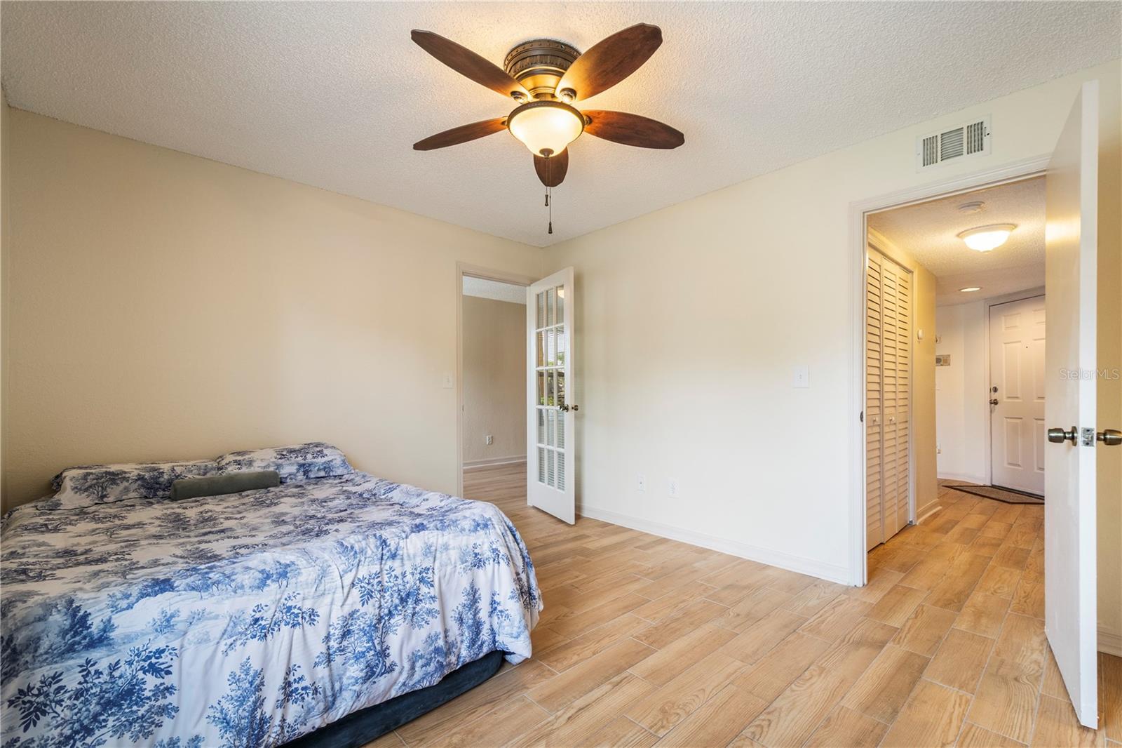 VENETIAN PLACE - Residential