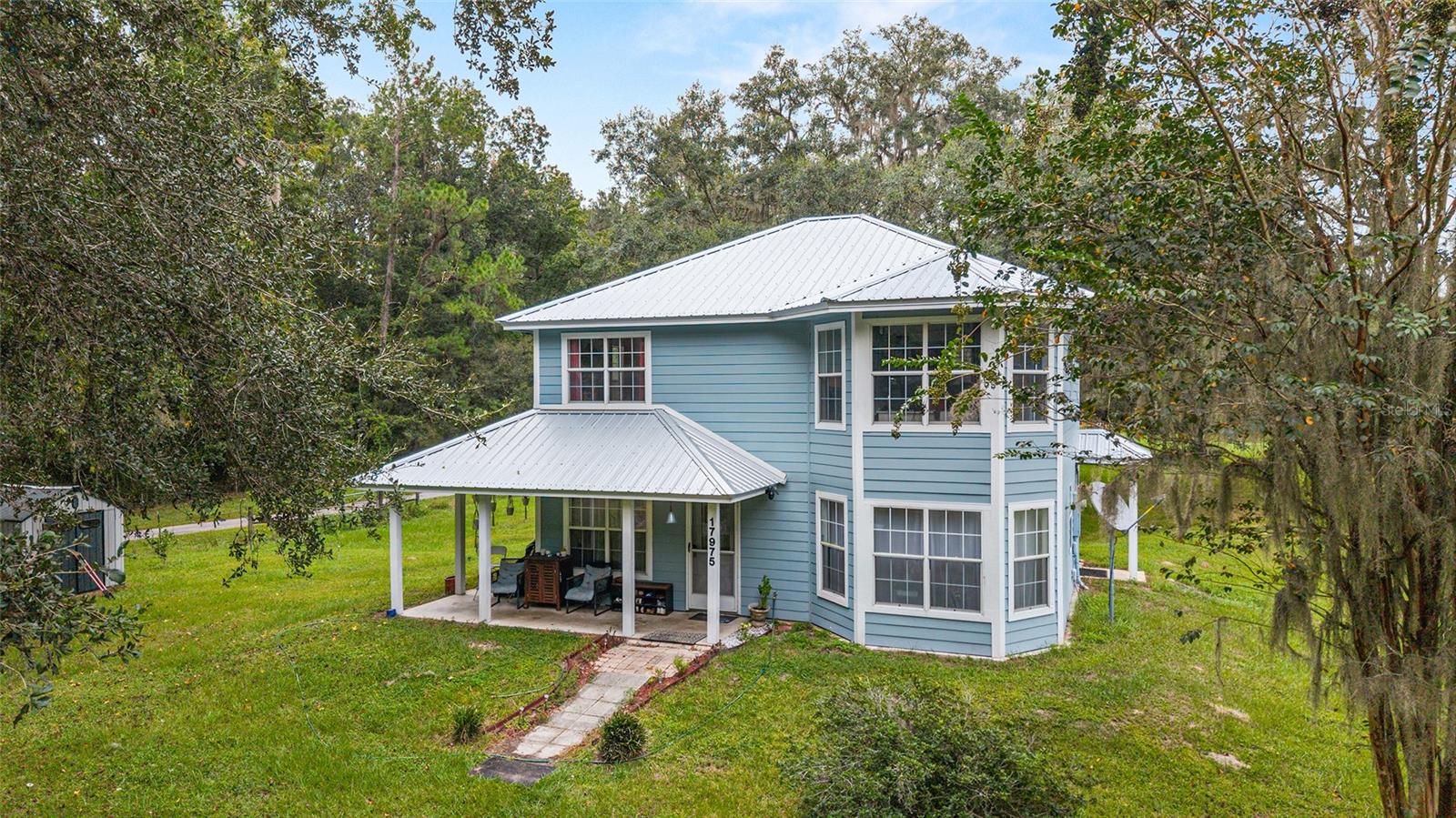 GREAT OPPORTUNITY TO RENT A BEAUTIFUL REMODELED HOUSE 3 BED AND 2.5 BATHROOMS. LOCATED IN A 1 PLUS ACRE LOT. TOTALLY FURNISHED AND THE LOT SITS IN A SPRINKLED WITH GORGEOUS LIVE OAKS, THE PROPERTY HAS 3 BED UPSTAIRS AND A 2 BIG LIVING AREAS DOWNSTAIRS. LOCATED IN MARION COUNTY SIDE OF WILLISTON, TWO CAR CARPORT, YOU CAN ALSO STORE THE UTILITIES AND EQUIPMENTS SINCE YOU ARE NOT IN AN HOA SUBDIVISION. A VERY DESIRABLE AREA. CAN ALSO BE RENTED UNFURNISHED.