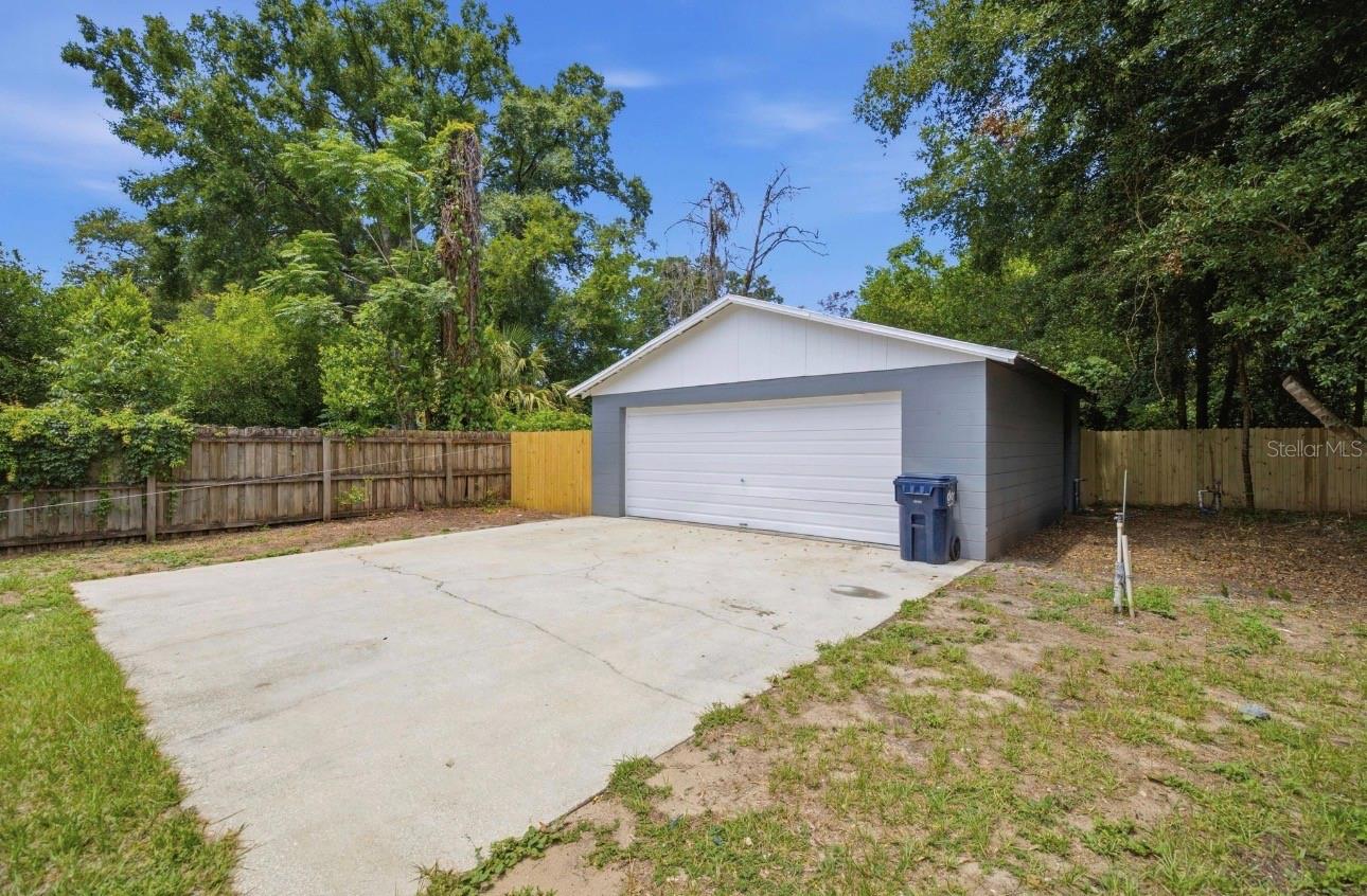 LAKE WEIR GARDENS - Residential