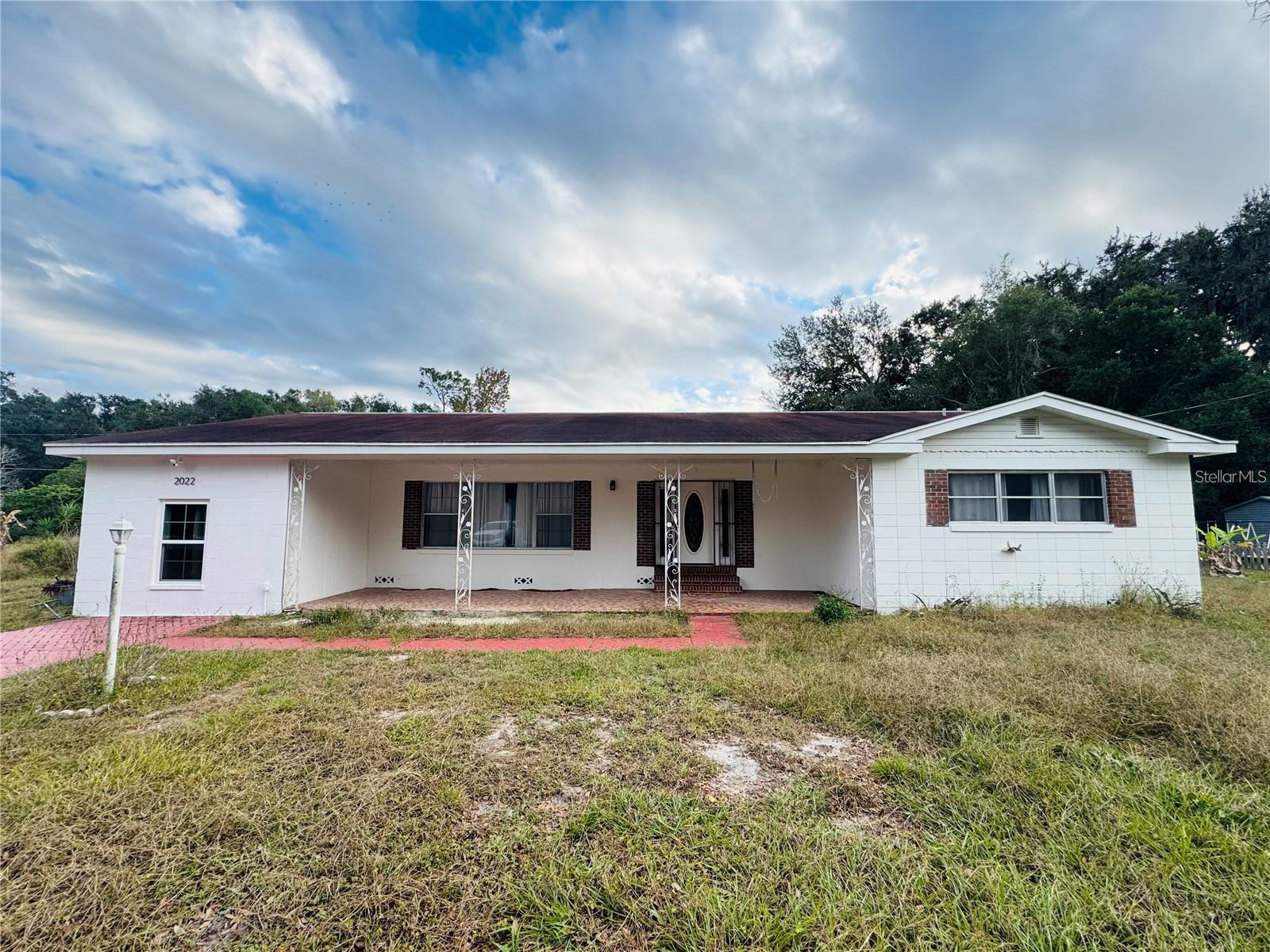 This charming 3 Bedroom, 3 Bath Single Family Home For Rent in Leesburg, FL 34787. This house has a Range, D/W Disposal, Central A/C.