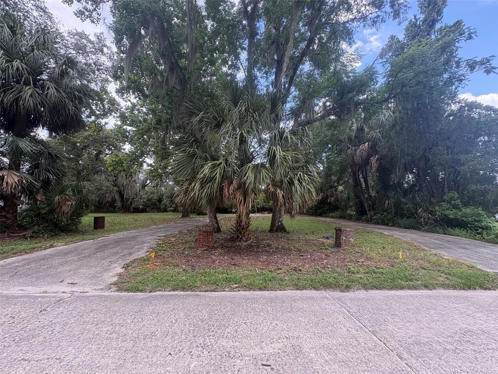 Rare opportunity to own a vacant lot in a historic area with great potential. This property features a concrete avenue entry and circular driveway, offering excellent curb appeal and convenient access. A previous two-story, 6-bedroom, 2-bath home once stood on the property, giving buyers a vision of what may be possible again, subject to city/county approvals.



Located just steps from City Hall, and Dickinson Park, this parcel offers a prime setting close to local amenities, community landmarks, and historic charm. Whether you are looking to build a custom home, investment property, or explore redevelopment possibilities, this lot provides a unique opportunity in a desirable location.



Buyer to verify zoning, building requirements, setbacks, utilities, impact fees, and any historic district guidelines with the appropriate city/county departments.
