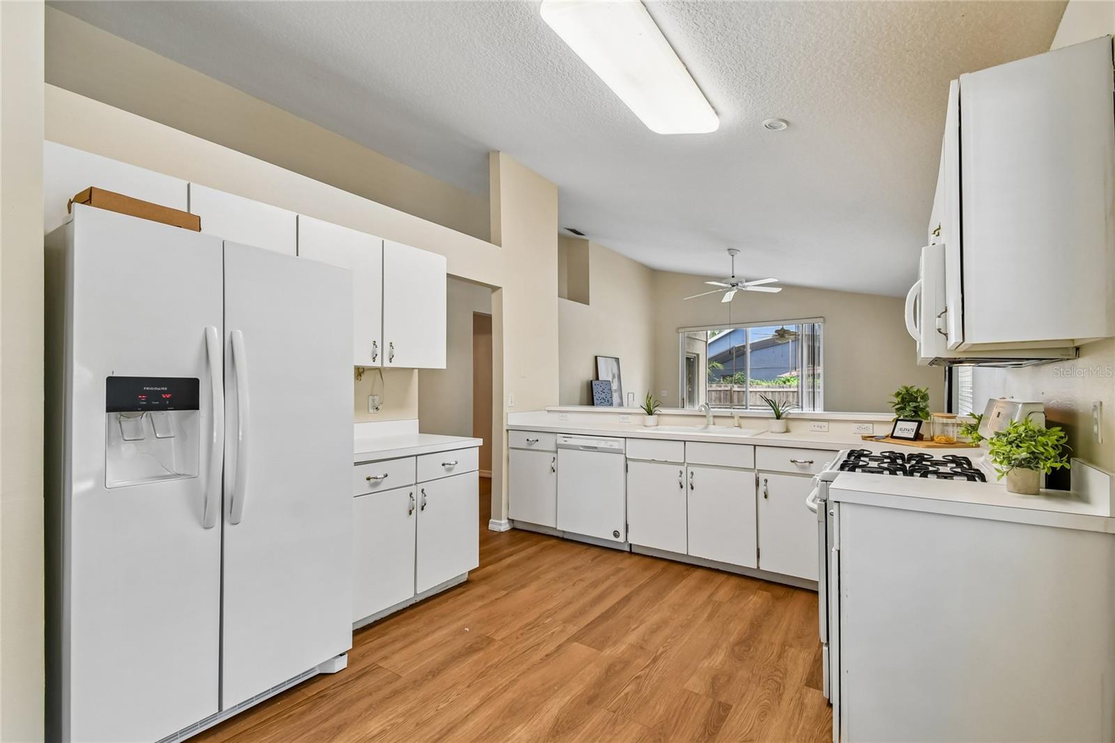 THE ENCLAVE AT ALOMA WOODS PH 4 - Residential