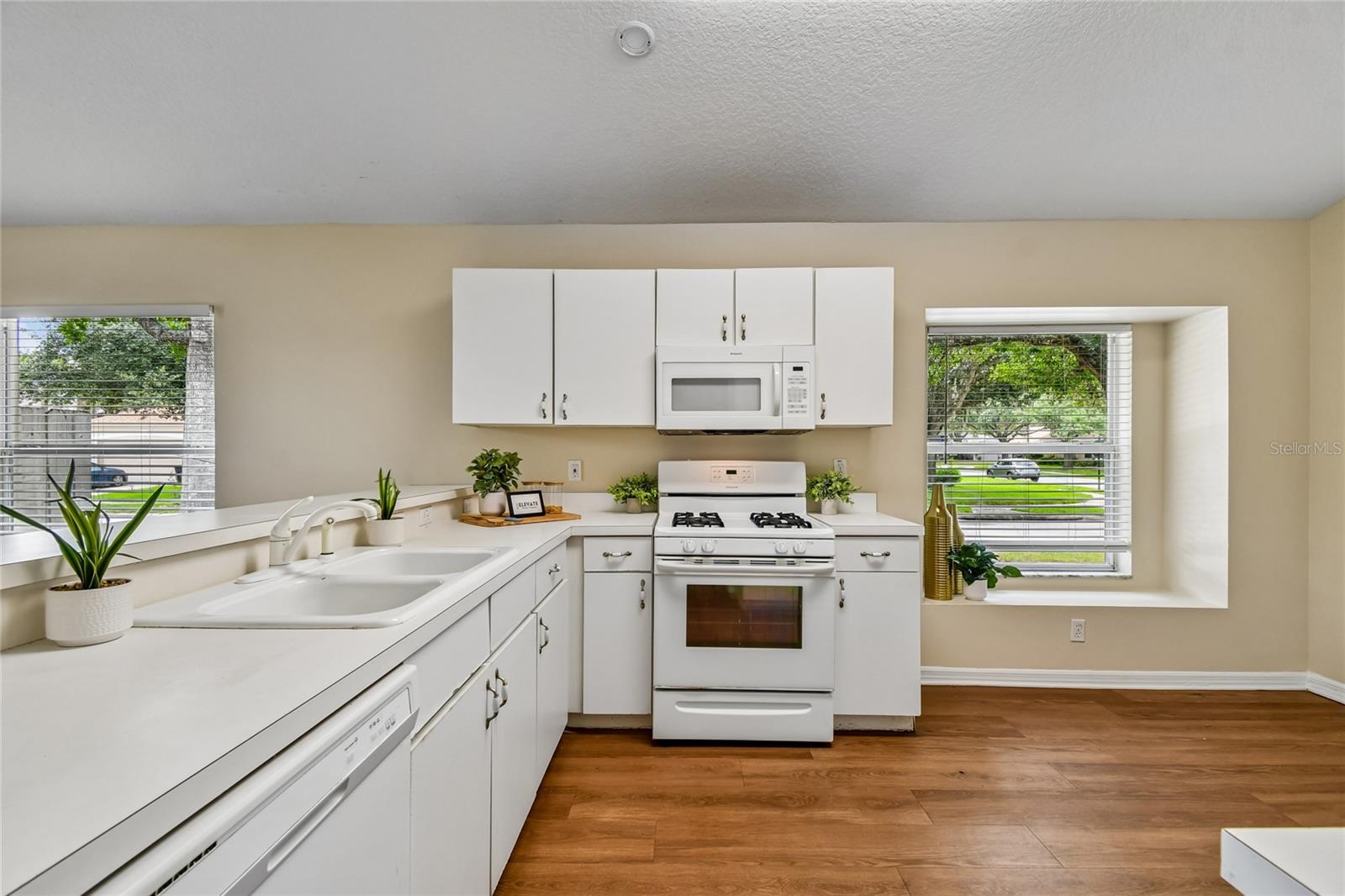 THE ENCLAVE AT ALOMA WOODS PH 4 - Residential