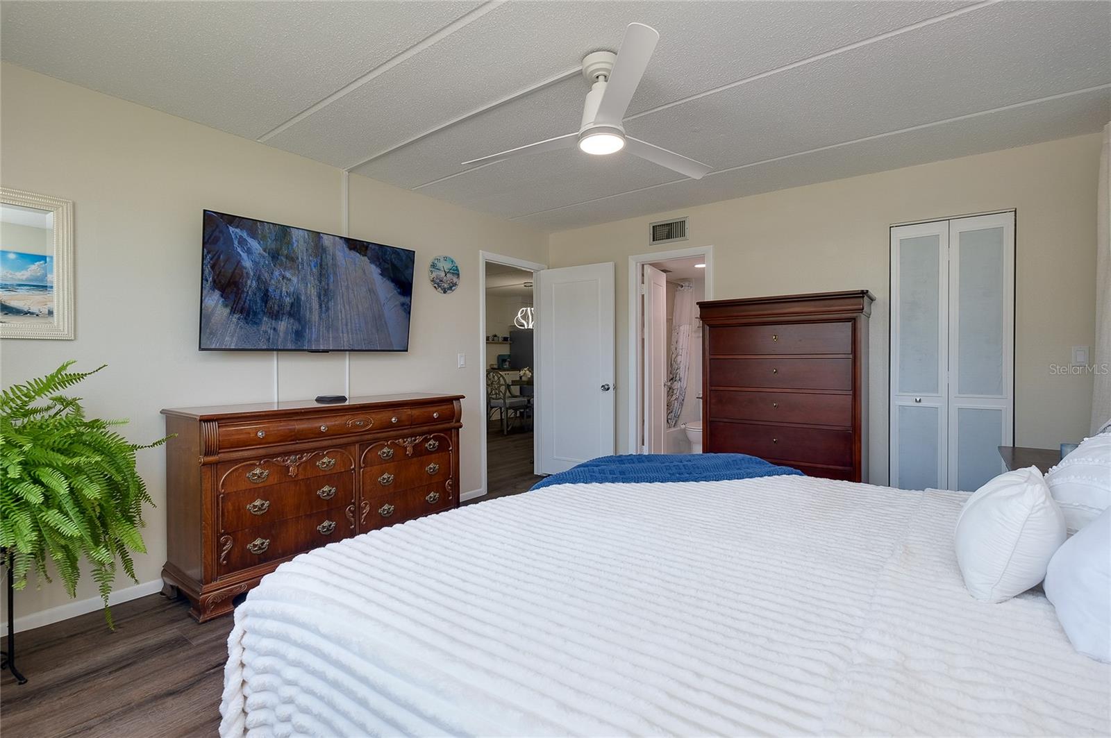 HOLIDAY APTS - Residential