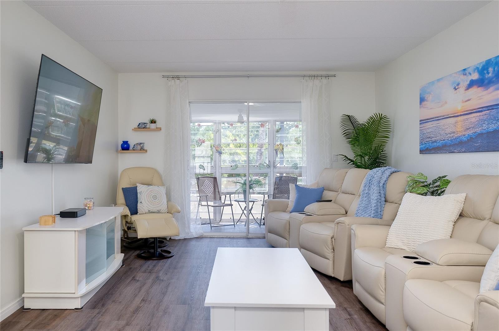 HOLIDAY APTS - Residential