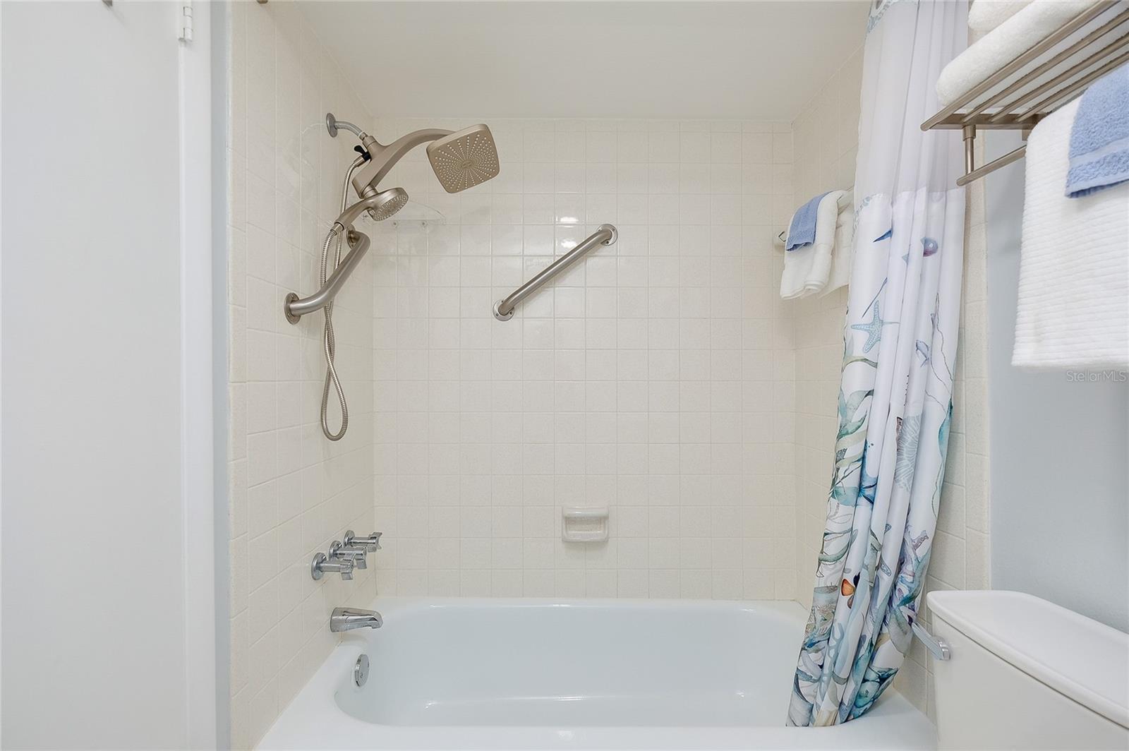 HOLIDAY APTS - Residential