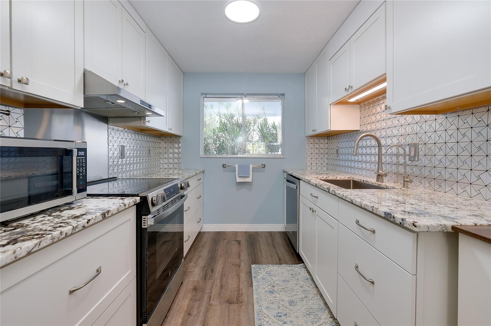 HOLIDAY APTS - Residential