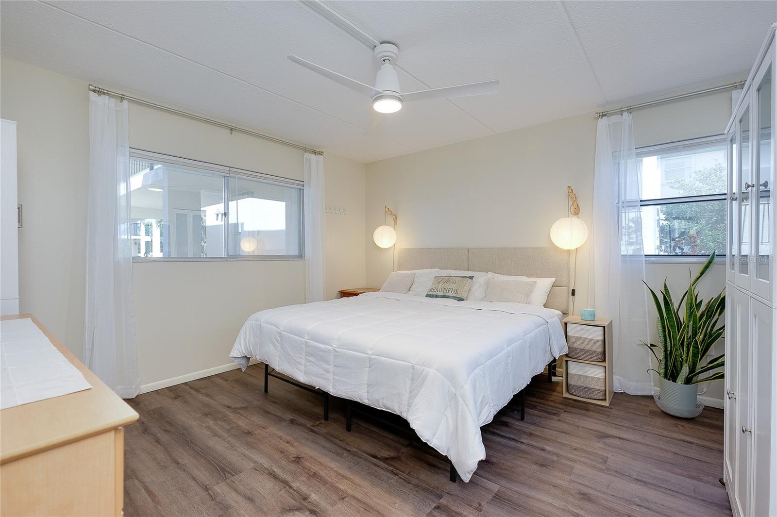 HOLIDAY APTS - Residential