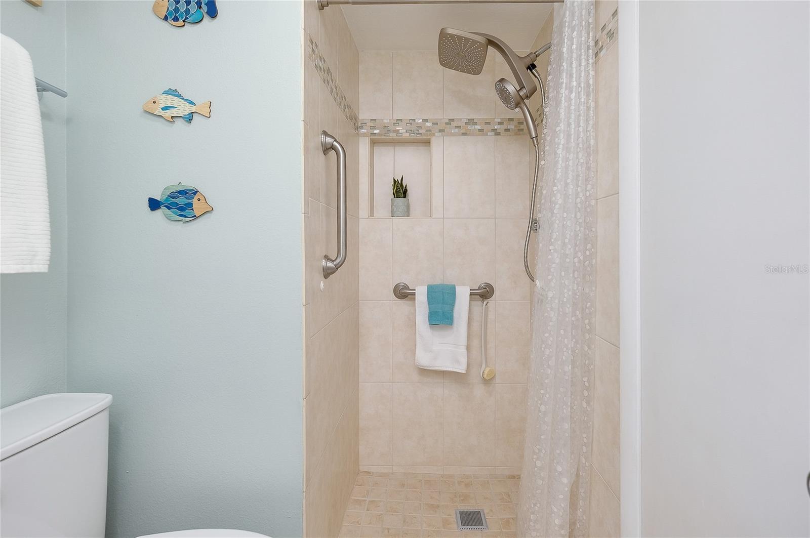 HOLIDAY APTS - Residential
