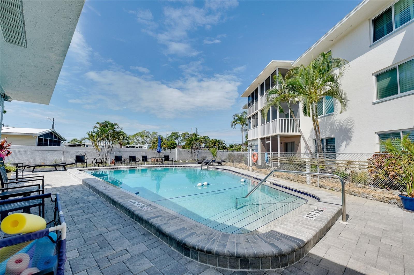 HOLIDAY APTS - Residential