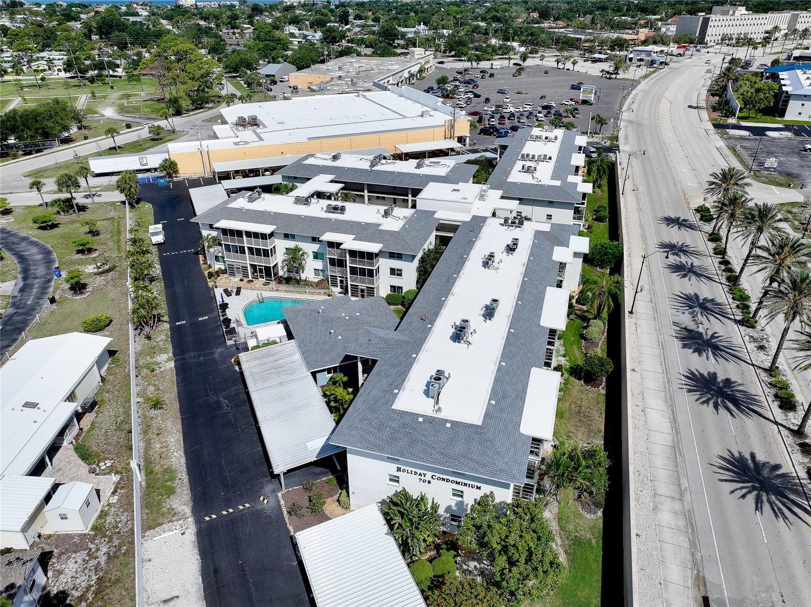 HOLIDAY APTS - Residential