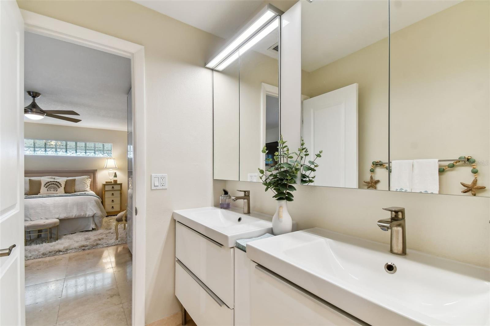 HARBOUR CLUB CONDO 2 - Residential