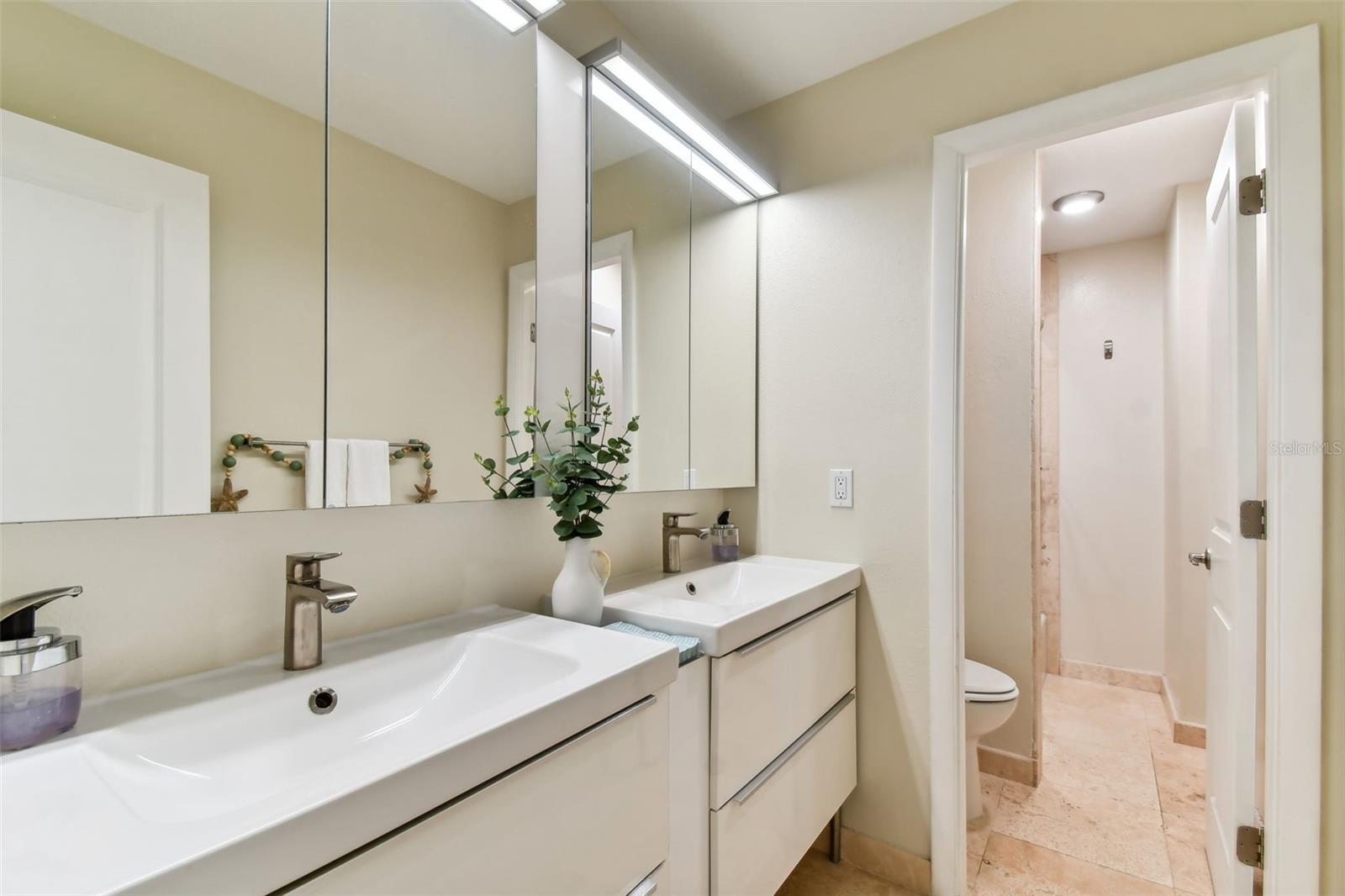 HARBOUR CLUB CONDO 2 - Residential