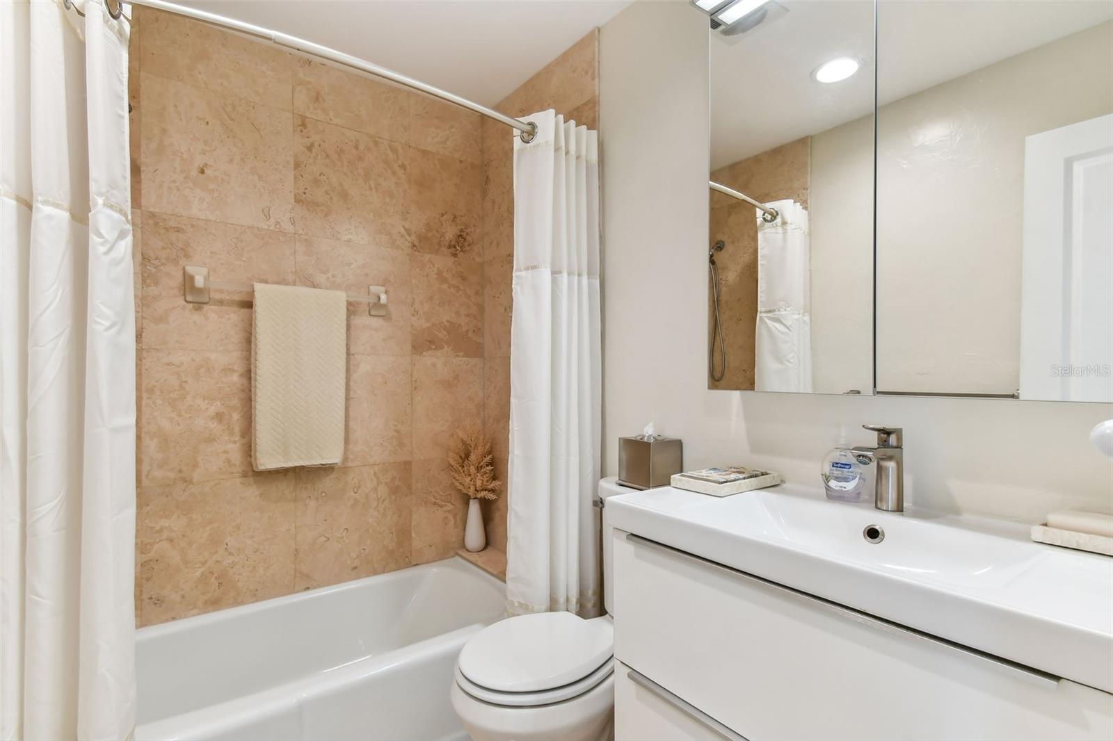 HARBOUR CLUB CONDO 2 - Residential