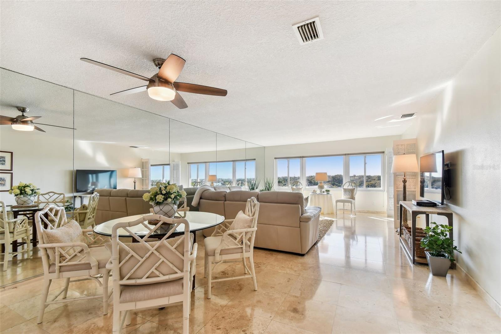 HARBOUR CLUB CONDO 2 - Residential