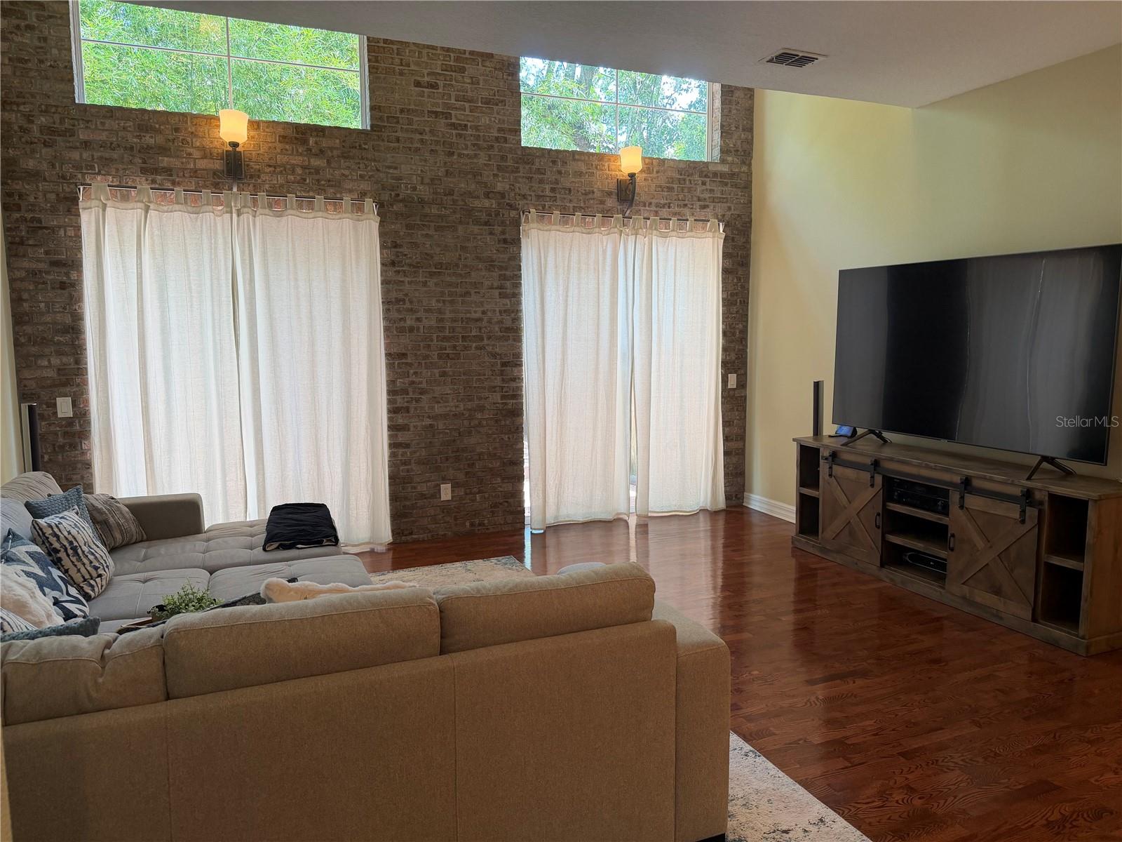 BUNGALOW PARK CONDOS - Residential Lease