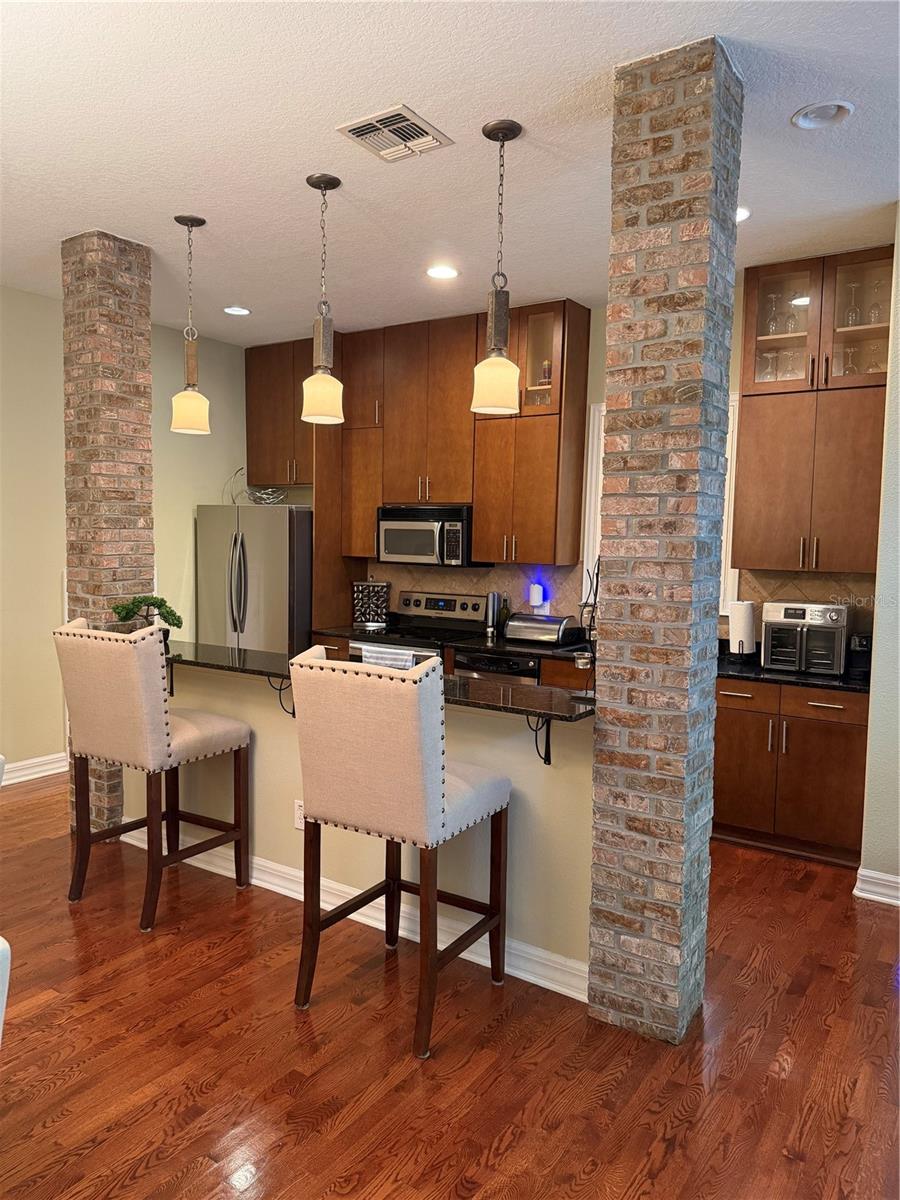 BUNGALOW PARK CONDOS - Residential Lease