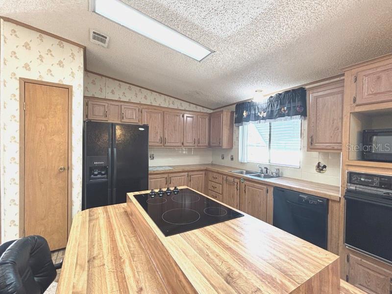 LAURELWOOD MOBILE ESTATES UNIT 01 - Residential