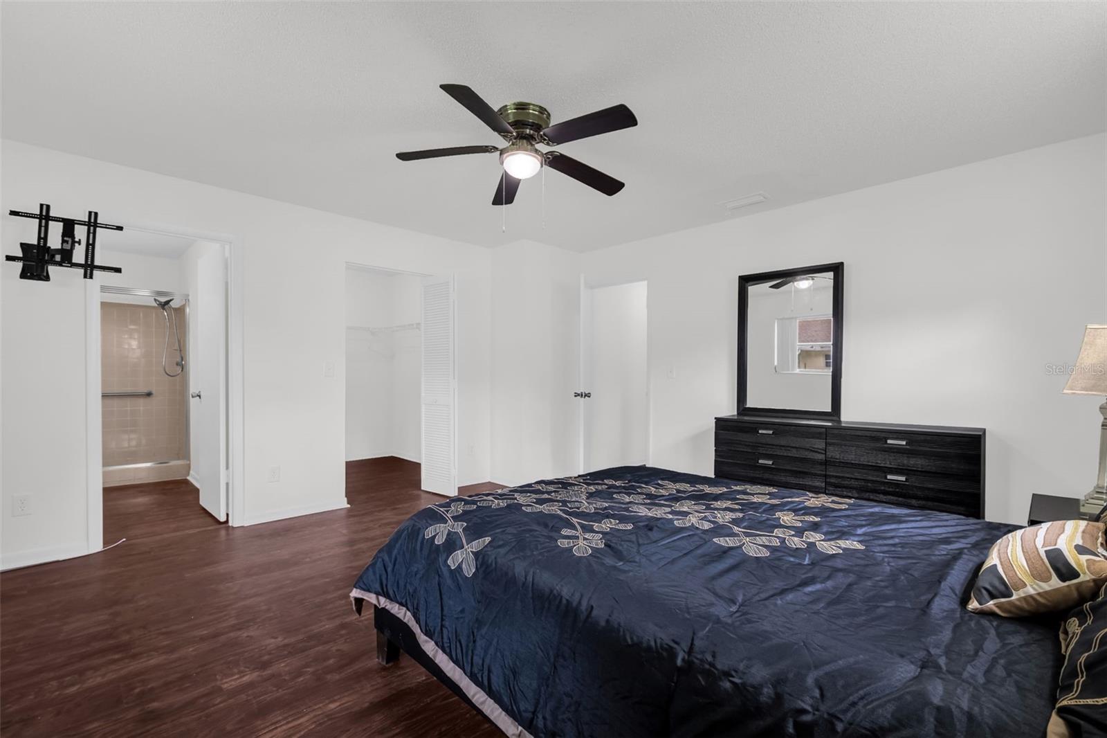 CIRCLE SQUARE WOODS - Residential