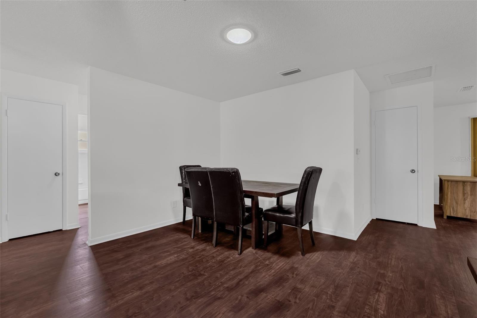 CIRCLE SQUARE WOODS - Residential