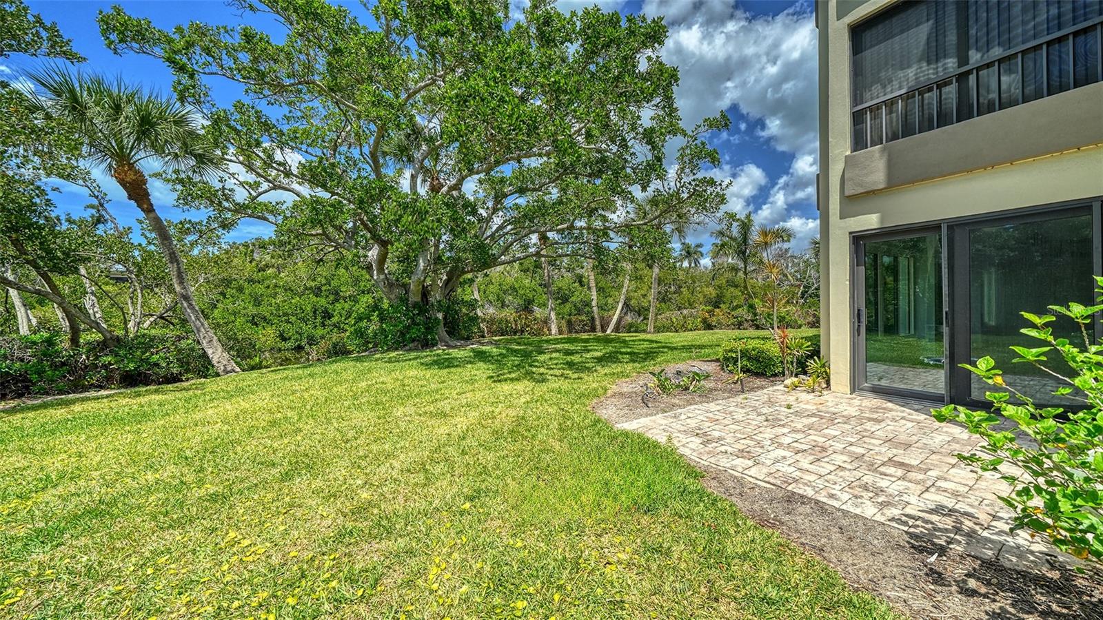 WHISPERING SANDS - Residential