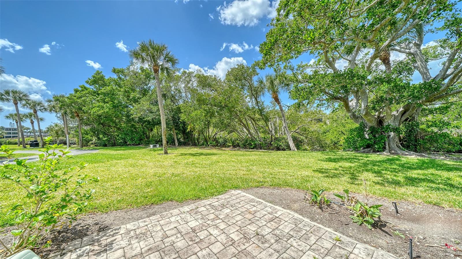 WHISPERING SANDS - Residential