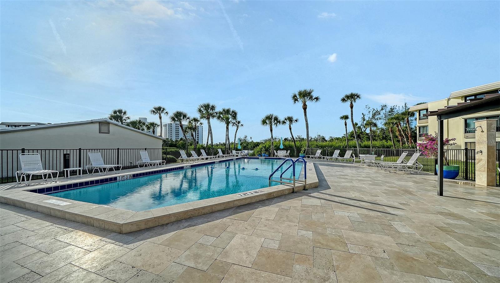 WHISPERING SANDS - Residential