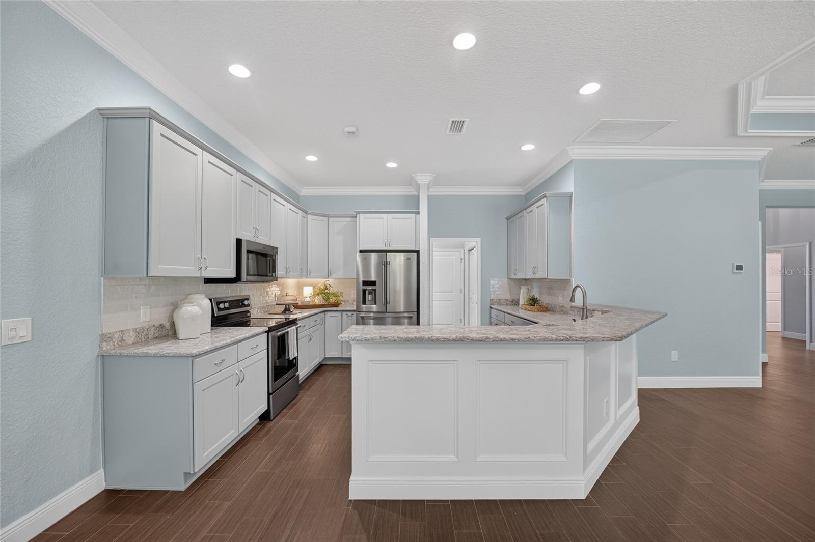 LAKESIDE LANDINGS - THE ENCLAVE - Residential