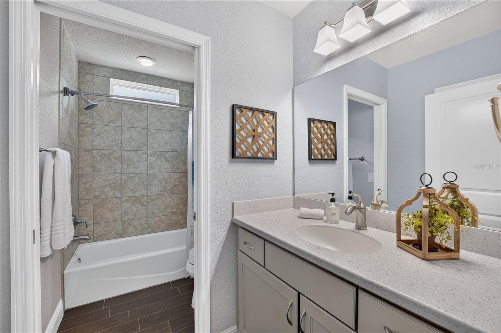 LAKESIDE LANDINGS - THE ENCLAVE - Residential