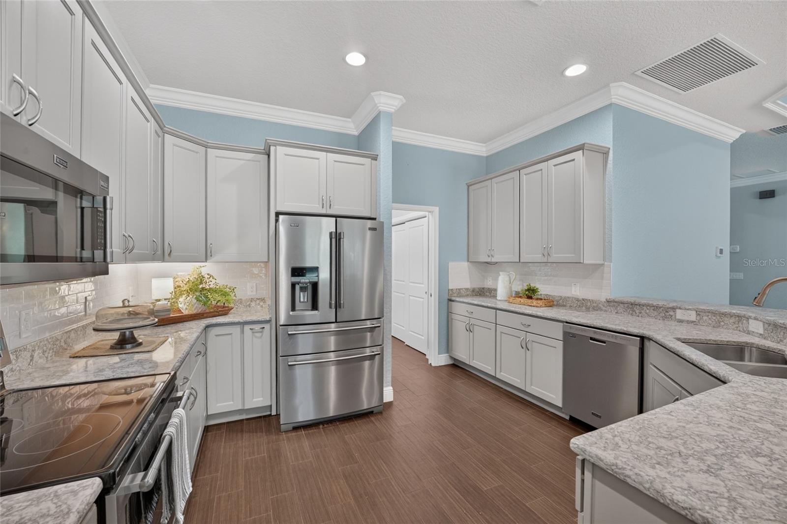 LAKESIDE LANDINGS - THE ENCLAVE - Residential