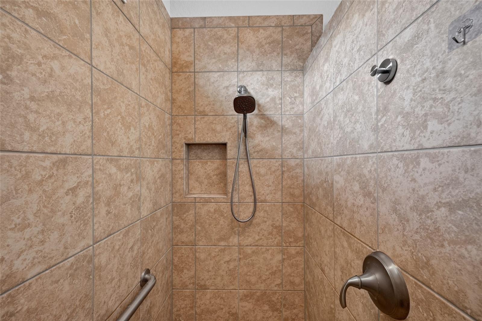 LAKESIDE LANDINGS - THE ENCLAVE - Residential