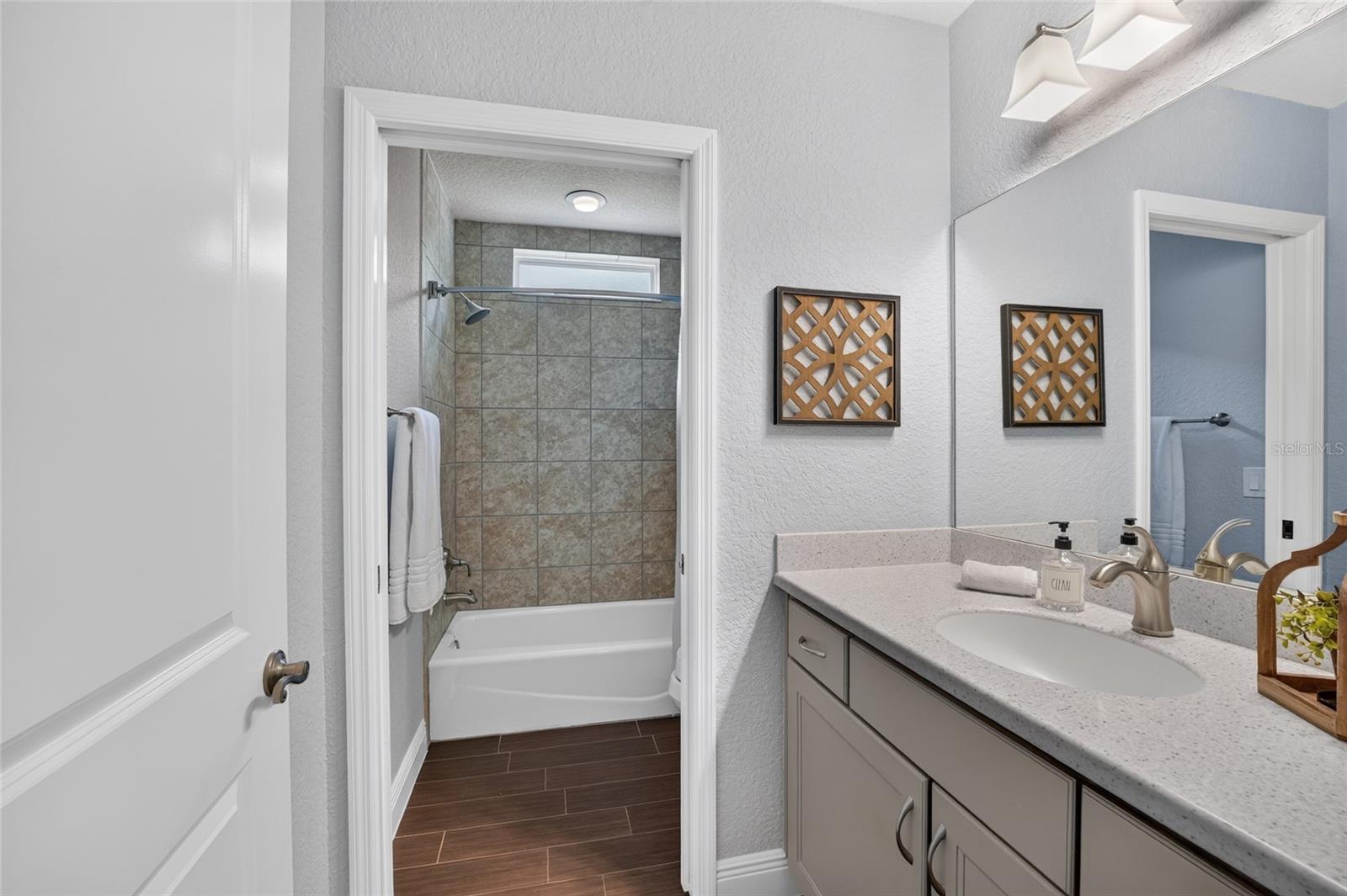 LAKESIDE LANDINGS - THE ENCLAVE - Residential