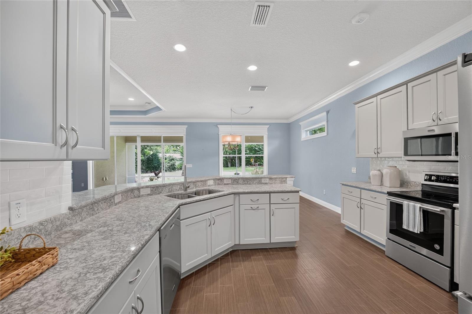 LAKESIDE LANDINGS - THE ENCLAVE - Residential