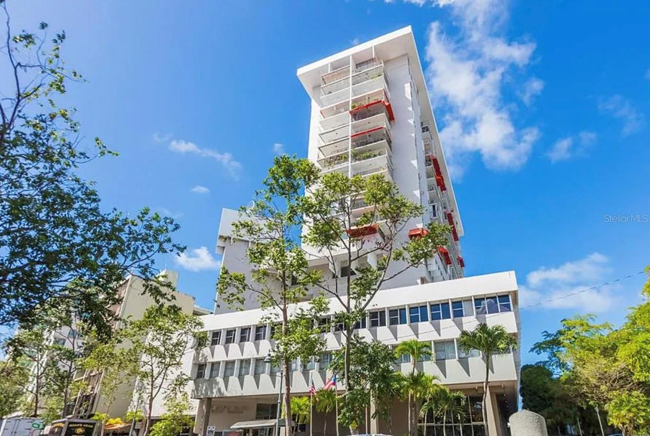 Recently remodeled 1-bedroom apartment with 1 assigned parking space on the 14th floor. Bright, cozy, and filled with natural light and refreshing breeze. Everything is brand new—never rented before. Prime location in the heart of Santurce, just minutes from restaurants, cafés, hospitals, and banks, plus only a 10-minute walk to the beach. Includes kitchen appliances, washer/dryer combo, and 2 new mini-split A/C units. Utilities not included.


Apartamento de 1 habitación recientemente remodelado con 1 estacionamiento asignado, ubicado en el piso 14. Cómodo, acogedor y con excelente iluminación natural y brisa fresca. Todo es completamente nuevo; nunca ha sido alquilado. Excelente ubicación en el corazón de Santurce, a minutos de restaurantes, cafés, hospitales y bancos, y a solo 10 minutos caminando de la playa. Incluye enseres de cocina, combo de lavadora/secadora y 2 unidades nuevas de aire acondicionado tipo mini-split. Utilidades no incluidas.
