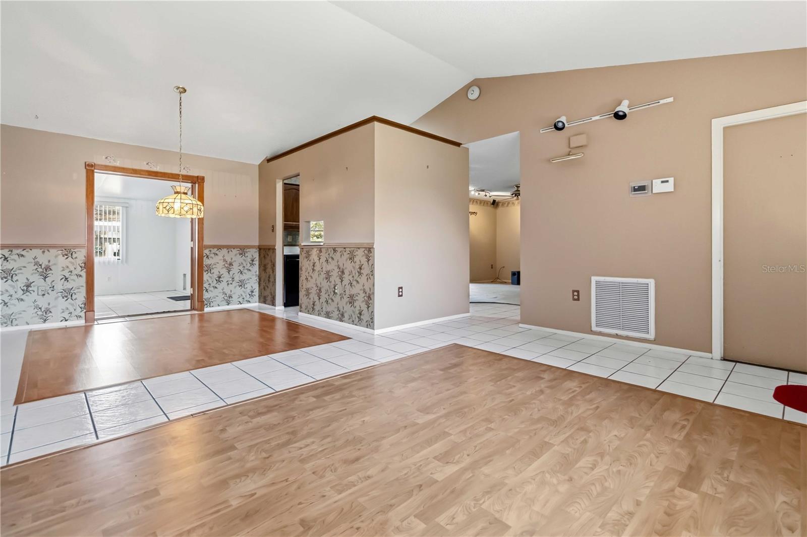 RAINTREE BY LAKE - Residential