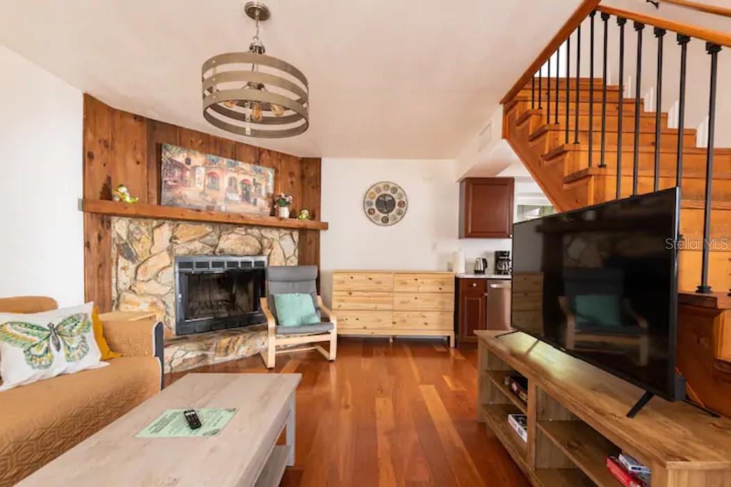 YEARWOOD-WADFORD-HAMILTON ADD TO LARGO - Residential