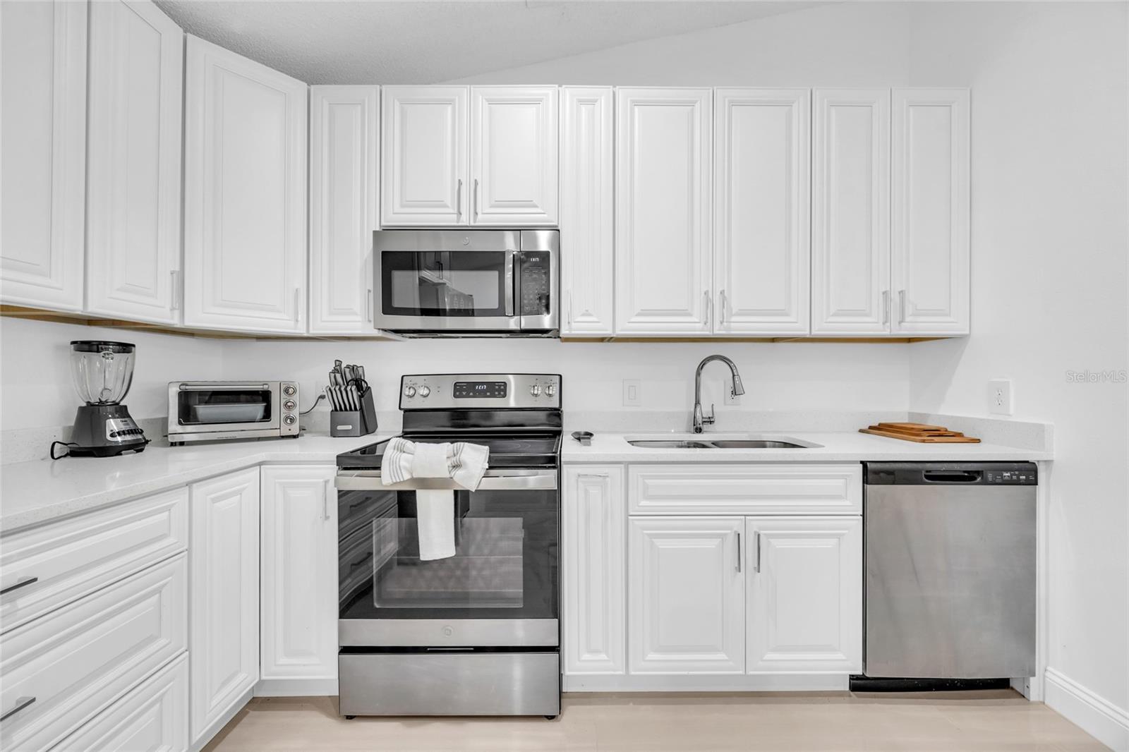 CANOE CREEK LAKES UNIT 8 - Residential Lease
