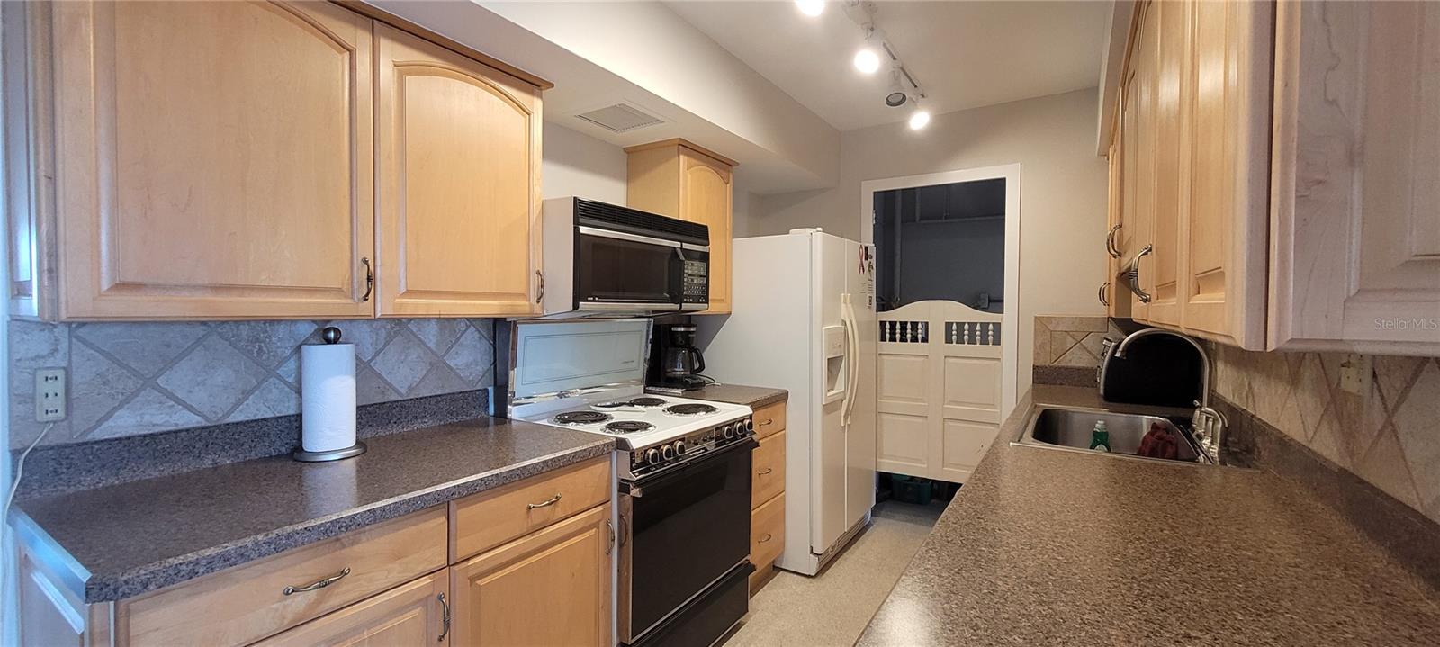 PARADISE ISLAND TOWERS CONDO - Residential