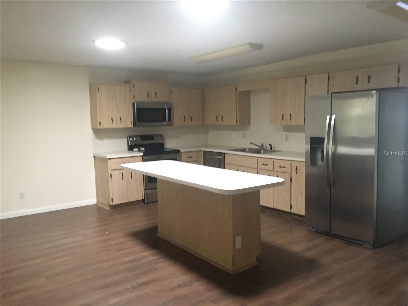 CIRCLE SQUARE WOODS Y - Residential